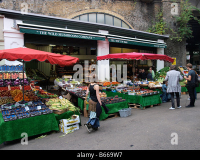 Gemüse stall Wildpilz Firma Borough Market London UK Stockfoto