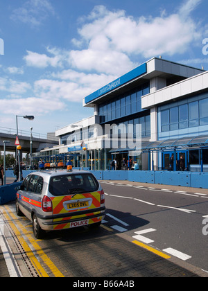 London City Airport Terminal mit Polizeiauto vorne und Beton anti-Terrorismus-Barrieren London UK Stockfoto