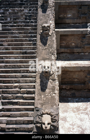 Mexiko Teotihuacan Quetzalcoatl Treppen mit Masken Stockfoto