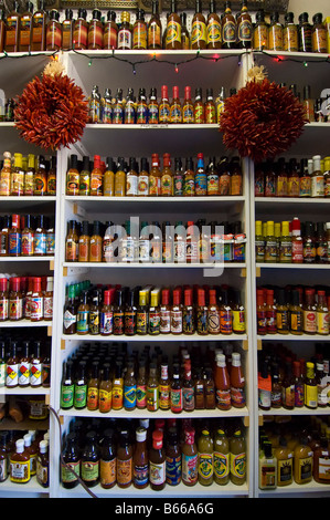 Heiße Soße Flaschen auf der Wand, die Chili-Patch, Altstadt, Albuquerque, New Mexico. Stockfoto