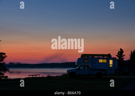 Wohnmobil auf dem Campingplatz Lake Audy während des Sonnenuntergangs, Riding Mountain National Park, Manitoba, Kanada Stockfoto