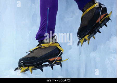 Detail des Eiskletterns Stiefel in Aktion Stockfoto