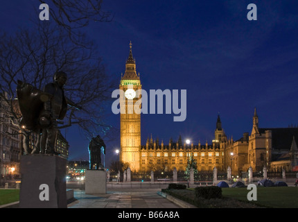 Silhouette von Winston Churchill-Statue in Parliament Square mit Big Ben St Stephen s Turm nachts Westminster London Stockfoto