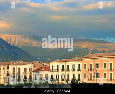 Sulmona Piazza Garibaldi und die Berge der Maiella Nationalpark Abruzzen, Italien Stockfoto