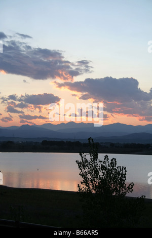 A colorful sunset over a lake and the colorado rocky mountains Stockfoto