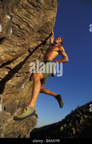 Kletterer aus Griff hängen. Stockfoto