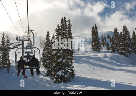 Reiten Sie die Lenawee Bergbahn in einem Wind Sturm, Skigebiet Arapahoe Basin, Summit County, Colorado. Stockfoto