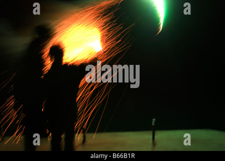 Kinder Launcing Feuerwerk am Lake Ontario am Canada Day Stockfoto