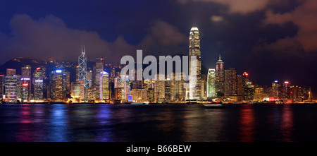 China Hong Kong Skyline von Kowloon nachts gesehen Stockfoto