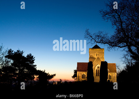 Kirche St. Martha in der Abenddämmerung auf North Downs Way Surrey Hills in der Nähe von Guildford Surrey Stockfoto