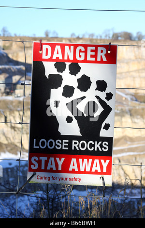 Ein Gefahrenzeichen Achtung bei von Tarmac Dene Steinbruch, Cromford, Derbyshire, England, Vereinigtes Königreich Stockfoto