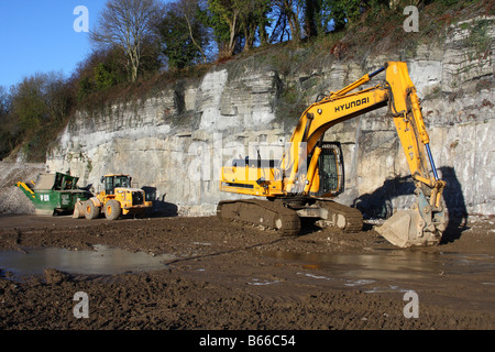 Erdbewegungsmaschinen bei einem neuen Straßenbaustelle. Stockfoto