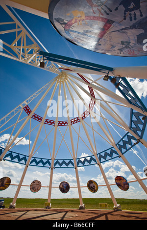 Saamis Tipi, das weltweit größte Tipi, in der Stadt Medicine Hat, Alberta, Kanada. Stockfoto