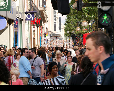 Massive Menge der Käufer an einem Freitagnachmittag Oxford Street London UK Stockfoto