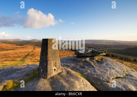 Frühen Morgenlicht am Bellever Tor auf Dartmoor in South Devon UK mit der Triangulation Säule auf dem Gipfel Stockfoto