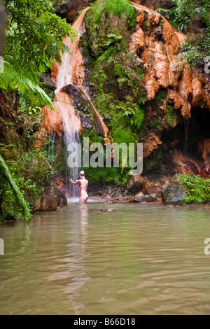 Frau Baden Caldeira Velha Nationaldenkmal Sao Miguel Azoren Stockfoto