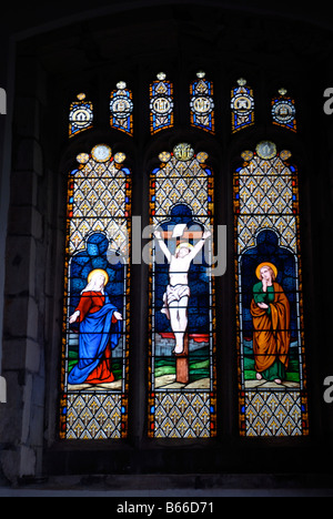 Glasmalerei-Fenster Darstellung der Kreuzigung, Holy Trinity Church, Weston, Hertfordshire, England Stockfoto