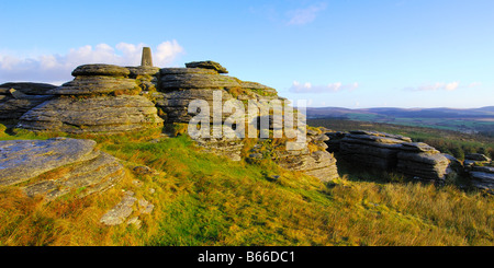 Frühen Morgenlicht am Bellever Tor auf Dartmoor in South Devon UK mit der Triangulation Säule auf dem Gipfel Stockfoto