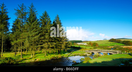 Bellever in Devon mit einer modernen Brücke über den East Dart River neben den Überresten der alten Klöppel Brücke Stockfoto