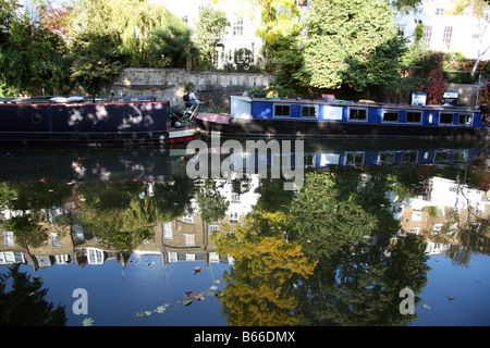 Festgemachten Narrowboats und georgischen Gehäuse spiegelt sich in Regents Canal, Islington, London Stockfoto