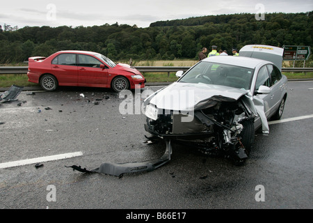 Die Szene von einem Verkehrsunfall mit einem frontalen Zusammenstoß zwischen zwei Autos auf der Landstraße in Schottland, Großbritannien Stockfoto