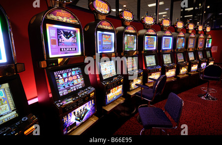 Spielautomaten säumen die Wände in einer UK Bingo Halle. Stockfoto