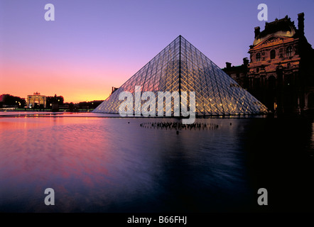 Elk169 0011 Frankreich Paris Louvre Museum Eintrag Glaspyramide ich M Pei Sonnenuntergang Architekt Stockfoto