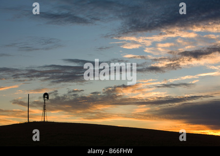 Palouse, WA, Sommer, Sonnenaufgang, Morgen, Windmühle Stockfoto