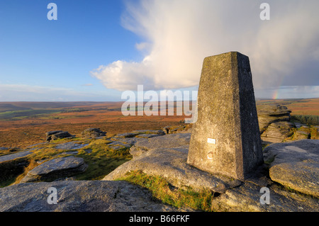 Frühen Morgenlicht am Bellever Tor auf Dartmoor in South Devon UK mit der Triangulation Säule auf dem Gipfel Stockfoto