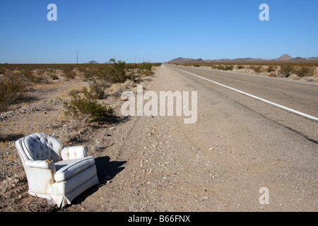 Verlassene Sessel auf leere Wüstenstraße Betweeen Joshua Tree National Park und Highway 40, in Kalifornien, USA Stockfoto