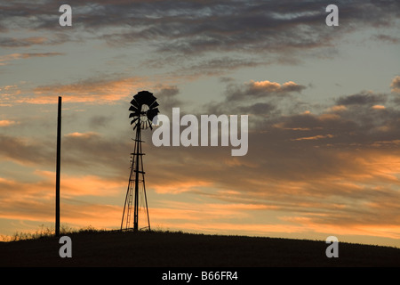 Palouse, WA, Sommer, Sonnenaufgang, Morgen, Windmühle Stockfoto