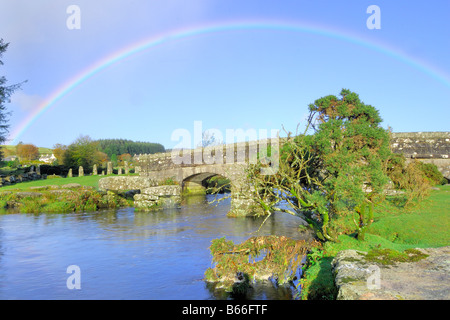 Ein Regenbogen über dem East Dart River an der Bellever auf Dartmoor National Park Stockfoto