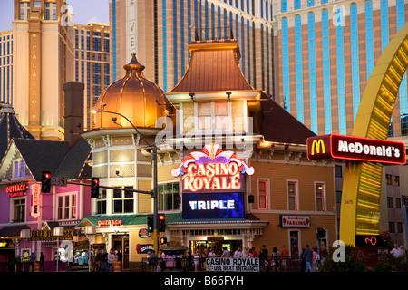 Zeichen und Gebäude, darunter McDonalds und Casino Royale Las Vegas Nevada Stockfoto