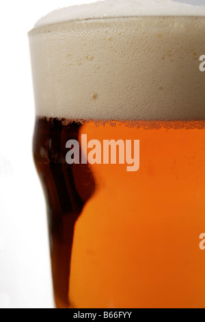 Nahaufnahme eines goldenen Glas Bier mit schaumigen Kopf Stockfoto