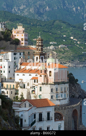 Die grüne Kuppelkirche der Collegiata di Santa Maria Maddalena Penitente mit Blick auf den kleinen Strand von Atrani, Kampanien, Italien Stockfoto