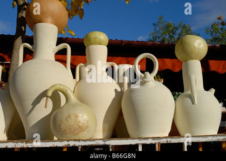 Kürbisse und Töpfe zum Verkauf bei am Straßenrand in der Nähe von Guadalest, Vall de Guadalest, Comunidad Valenciana, Provinz Alicante, Spanien Stockfoto