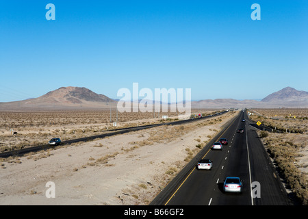 Verkehr auf der Interstate 15 in der Mojave-Wüste zwischen Las Vegas und Los Angeles, Kalifornien Stockfoto