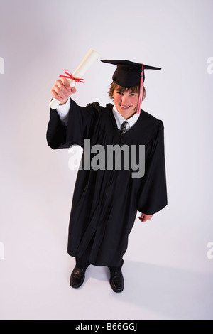 Studio-Porträt der männlichen Absolventen im schwarzen Kleid mit Diplom Stockfoto