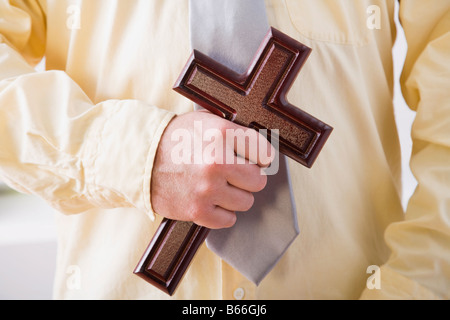 Mittelteil des Mannes hält Christian Kreuz Stockfoto