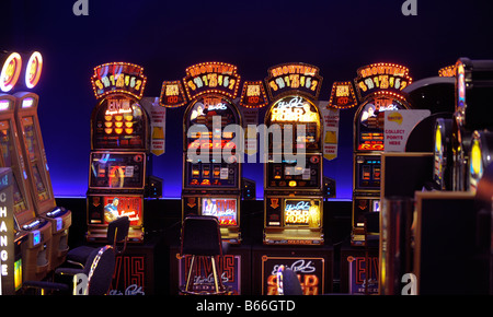 Spielautomaten säumen die Wände in einer UK Bingo Halle. Stockfoto