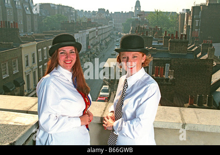 Zwei Werfer wurden Business Damen tragen Hemden und Krawatten auf dem Dach des London, England-Büro Stockfoto