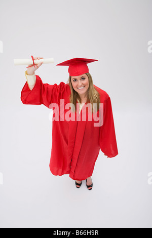 Studio-Porträt der weiblichen Absolventen im roten Kleid Stockfoto
