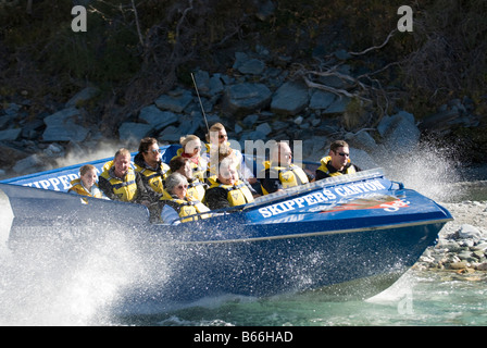 Touristen genießen selbst in den Skippers Canyon Jetboat auf dem Shotover River, Central Otago Stockfoto