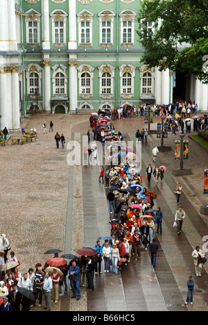 Warten Sie Warteschlangen Hemitage Museum St. Petersburg Russland Stockfoto