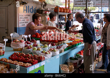 Menschen beim Einkaufen auf ein Obst und Gemüse stehen in der Atwater Market, Montreal, Quebec, Kanada Stockfoto