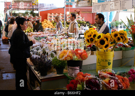 Menschen beim Einkaufen auf ein Obst und Gemüse stehen in der Atwater Market, Montreal, Quebec, Kanada Stockfoto