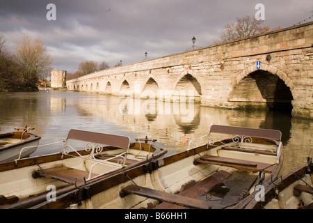 Historic Clopton Brücke über den Fluss Avon in Stratford Warwickshire gesehen aus dem Süden, Westen mit Blick auf die Stadt. Stockfoto