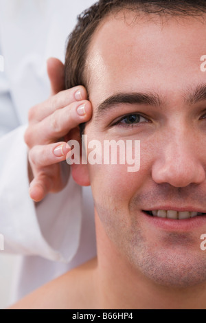 Mann, an die Tempel Massage, Nahaufnahme Stockfoto