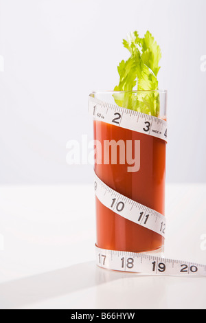 Maßband umwickelt Glas Tomatensaft mit Sellerie Stockfoto