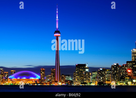 Kanada, Toronto, Ontario, Skyline, CN Tower, Rogers Center und Bankenviertel in der Nacht, anzeigen aus der Toronto Islands Stockfoto